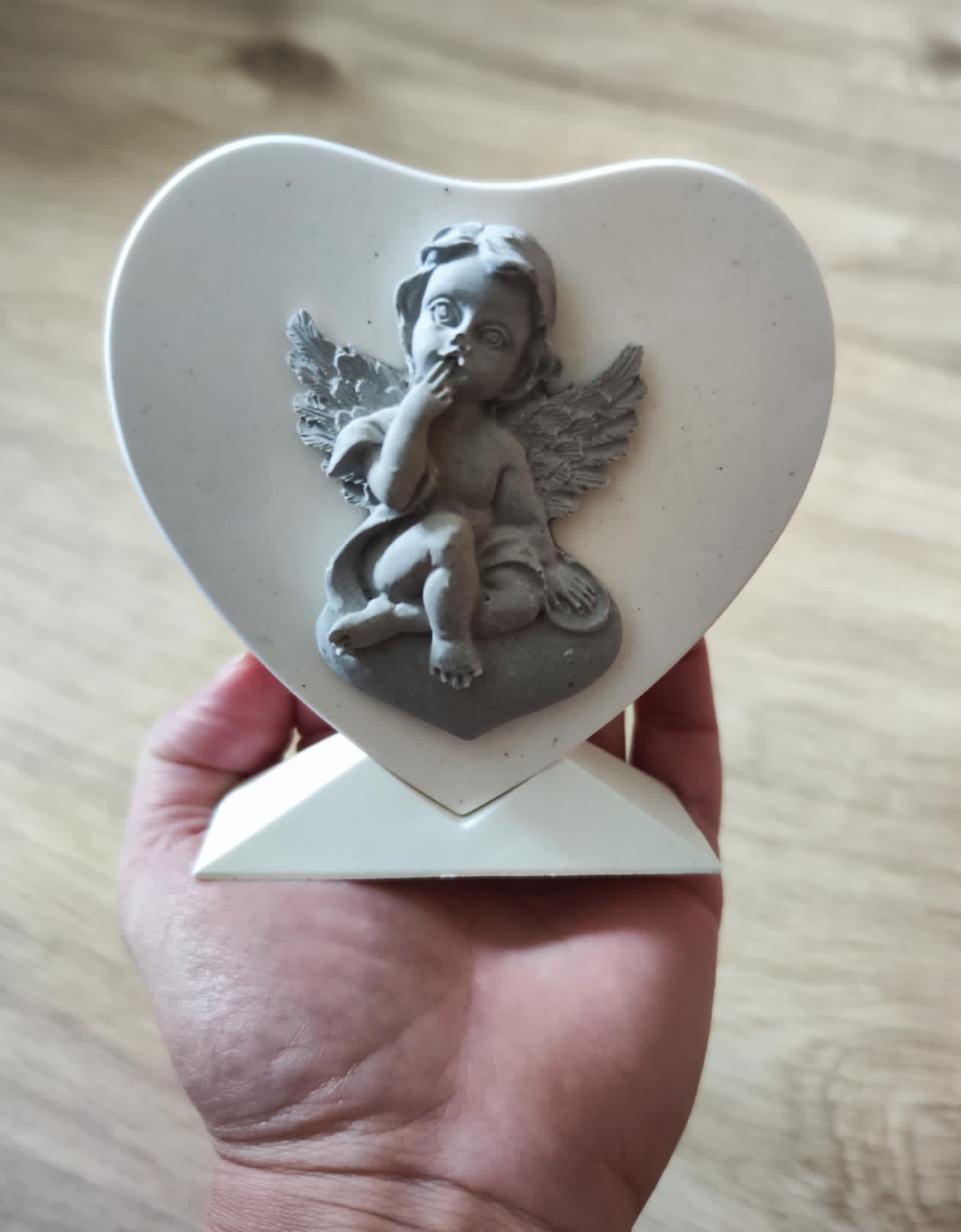 Šedý andělíček na bílém srdíčku - dekorace na hrob