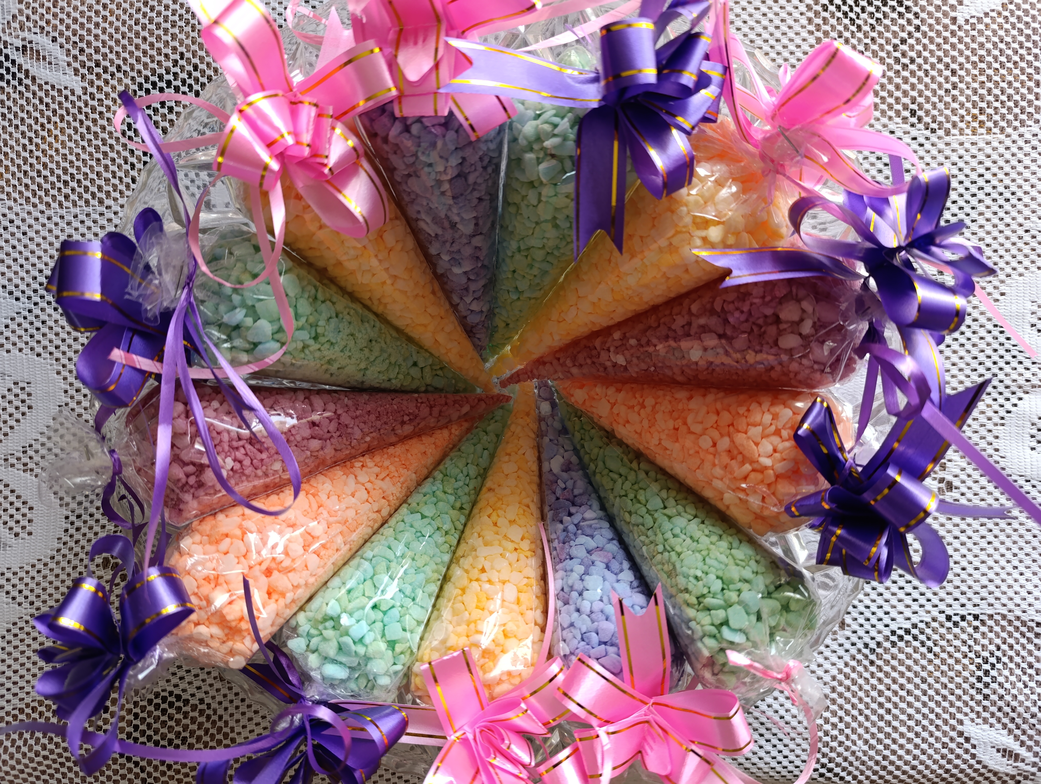 Různá barevná koupelová sůl v kornoutu