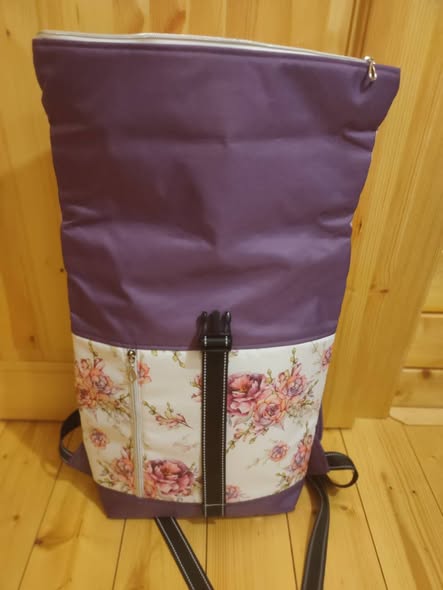 Rolovací batoh fialový s květy